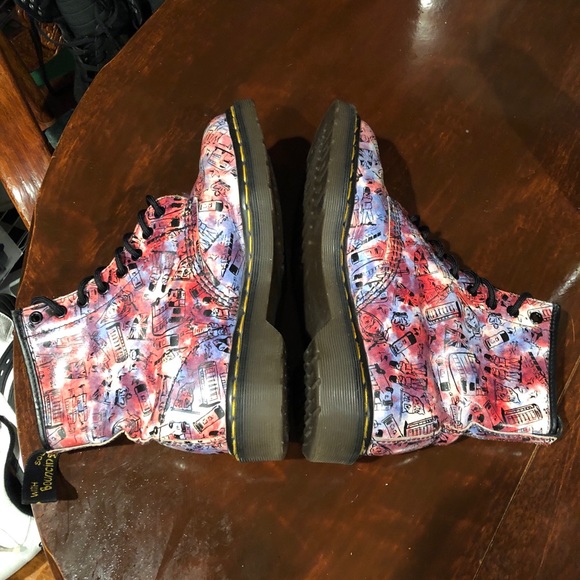 RARE Women’s Dr. Martens London Print Boots - Picture 5 of 7